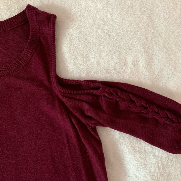 Sweater with shoulder cut outs - Picture 3 of 3